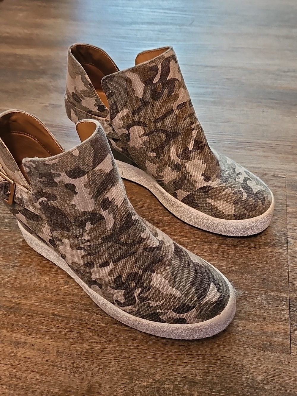 Pink LILY Camo Wedges Size 9